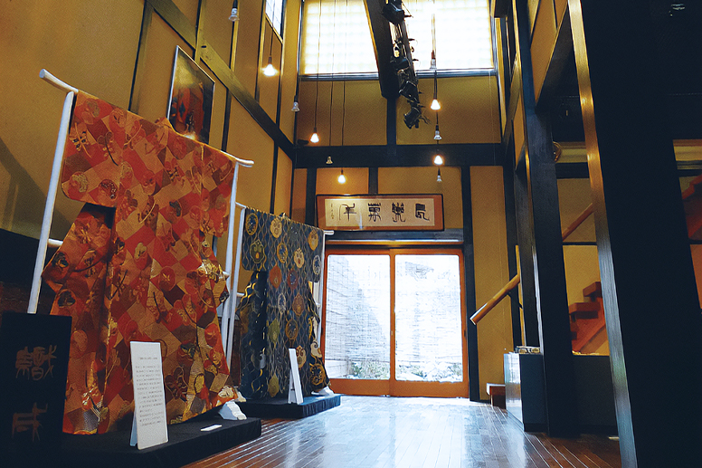 The interior decorated with kimono