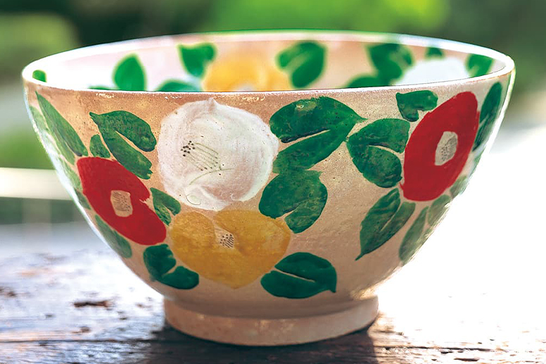 Bowl with camellia design by Rosanjin Kitaoji (1938), in the collection of Kahitsukan ・ Kyoto Museum of Contemporary Art