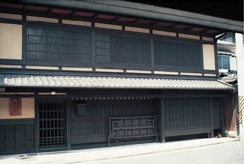 The machiya townhouse exterior of the Kyoto Seikatsu Kogei-kan Mumeisha