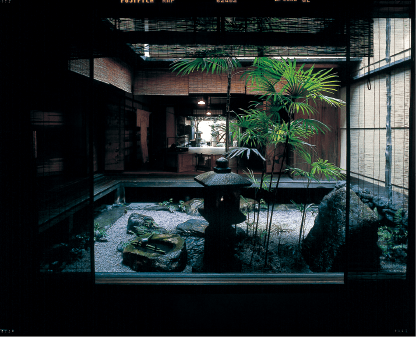 The tsuboniwa courtyard garden of the Kyoto Seikatsu Kogei-kan Mumeisha