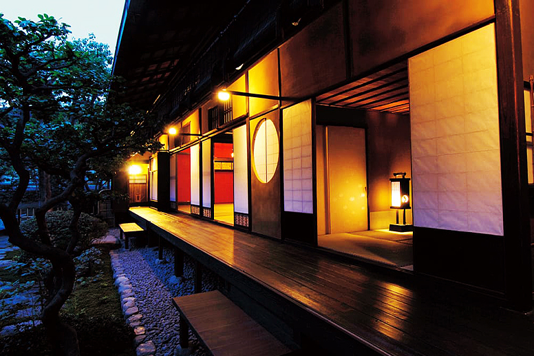 The Kyoto Seishu Netsuke Art Museum building at night