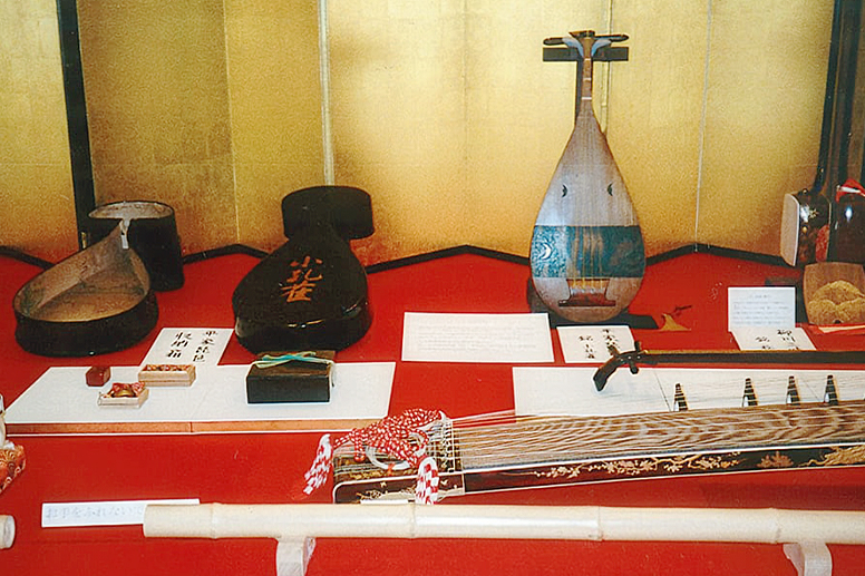 A display of koto and biwa instruments