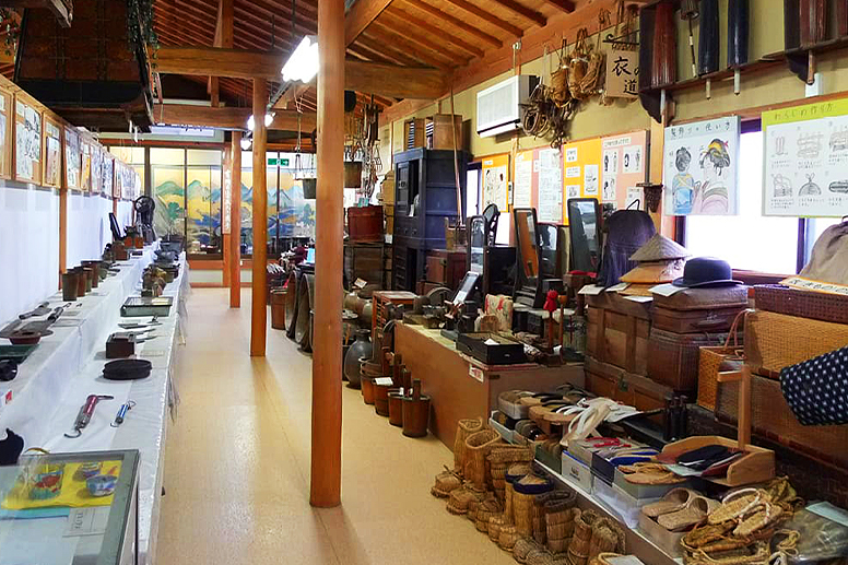 The interior displaying everyday folk utensils