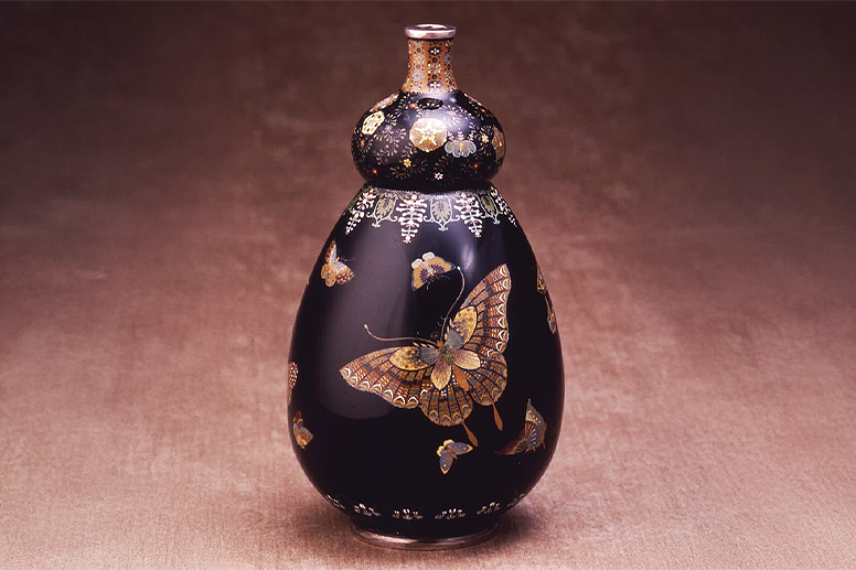 Vase with butterfly design by Yasuyuki Namikawa