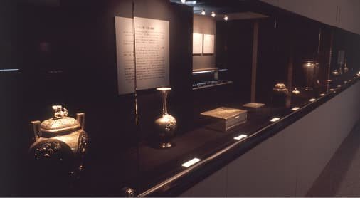 A display case featuring cloisonné works