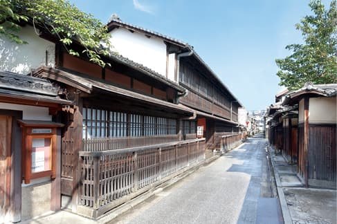 The machiya townhouse exterior of Sumiya Motenashi no Bunka Bijutsukan Museum