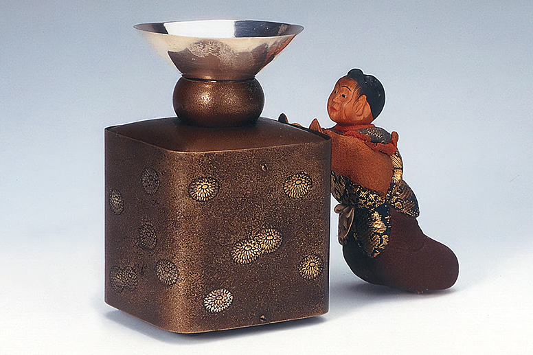 A work combining a box and a doll