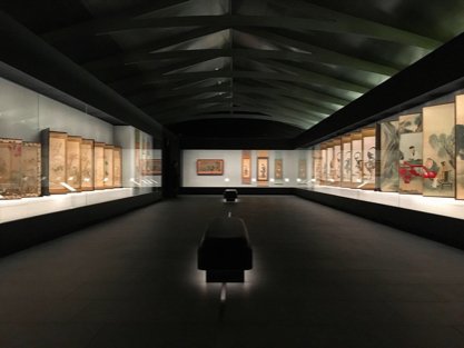 An exhibition room displaying folding screen paintings