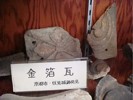 A display of roof tile fragments and an information sign
