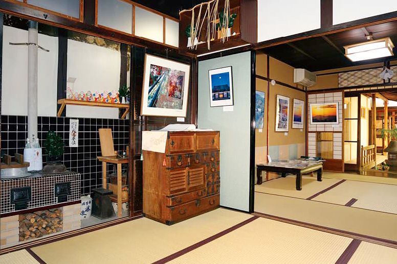 A tatami room displaying photographic works