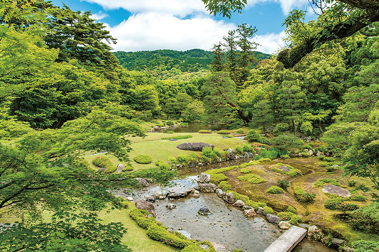 A spacious garden that is centered on the landscape of the Higashiyama Mountains