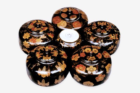 Photograph of a maki-e spice jar with maple, paulownia, and chrysanthemum motifs