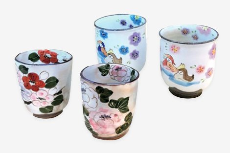 Photographs of several Kiyomizu ware tea cups