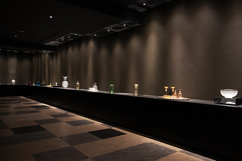 ガラス作品が並ぶ展示室