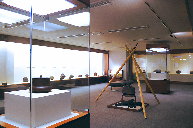 茶釜が並ぶ展示室