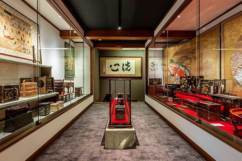 漆塗りの弁当箱が並ぶ展示室