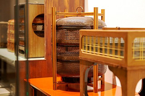 籠の弁当箱と木製の台