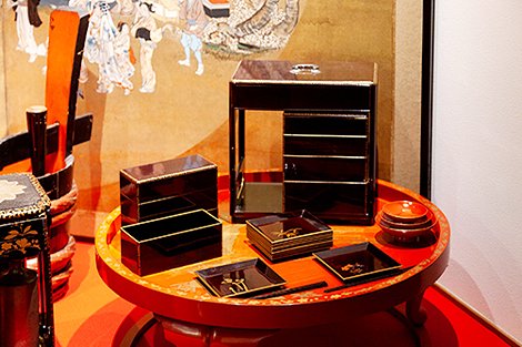 丸盆に並ぶ小箱と椀