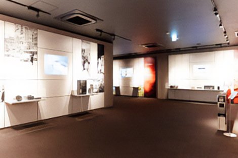 壁面展示が並ぶ館内