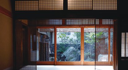 中庭に面した館内