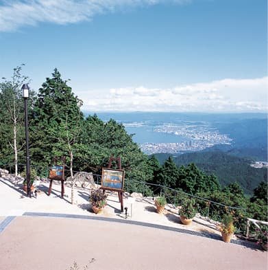 山上の展望台から見る琵琶湖