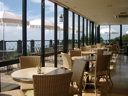 窓際の席が並ぶカフェ