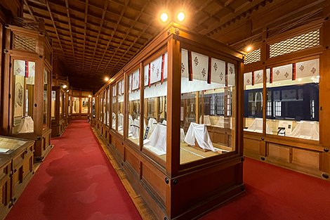 展示ケースが並ぶ宝物殿の通路