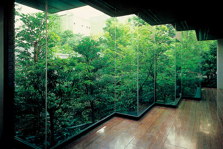 ガラス越しに見る北村美術館の庭