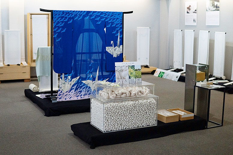 白生地と繭が並ぶ展示室