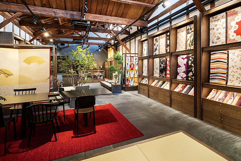 帯や裂地が並ぶ展示室