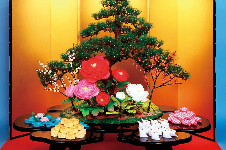 京菓子が並ぶ飾り棚