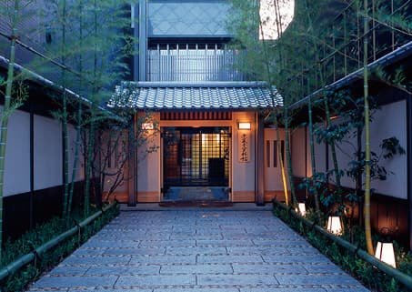 竹に囲まれた京菓子資料館の入口