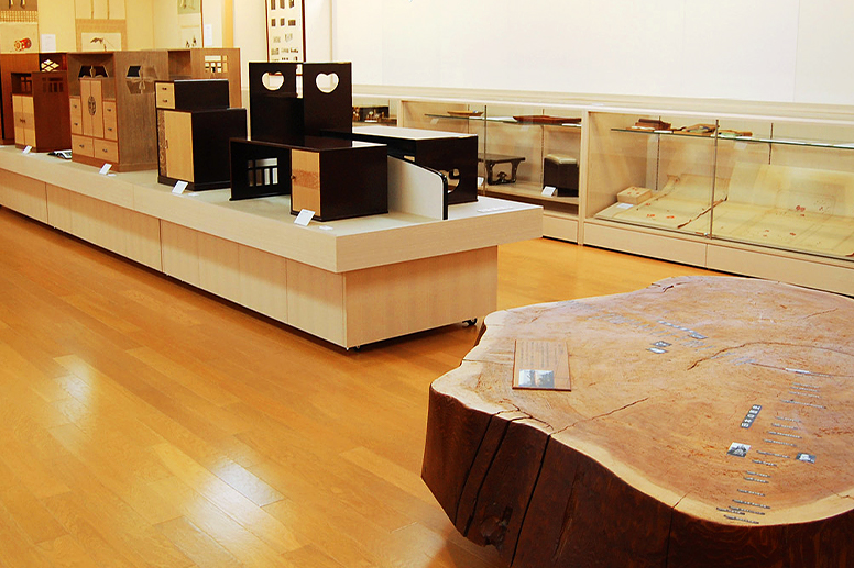 指物家具が並ぶ展示室