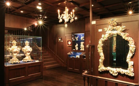 装飾鏡や花器が並ぶ展示室