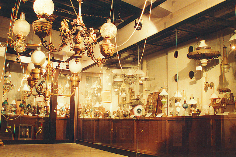 ランプが並ぶ展示室