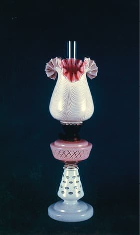 縦に長い飾りつきのガラスランプ