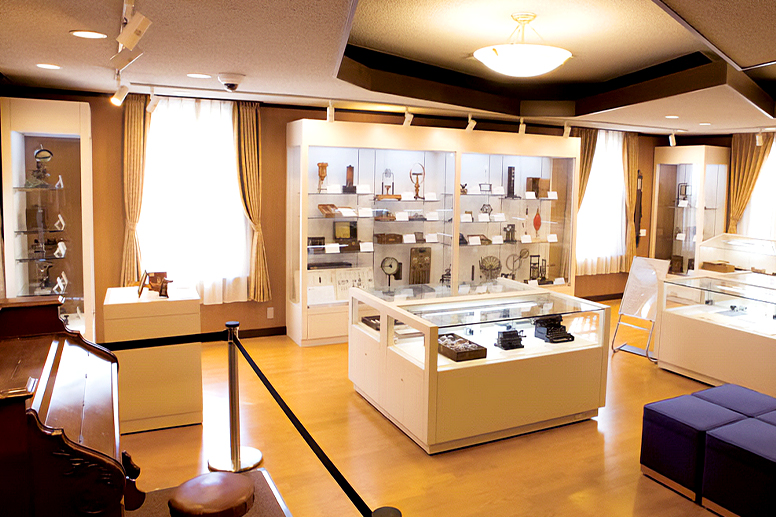 教育資料が並ぶ展示室