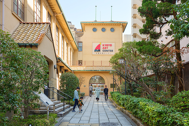 京都芸術センターの中庭通路