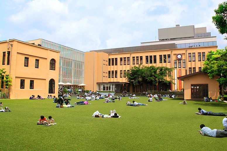 芝生広場に面した京都国際マンガミュージアム
