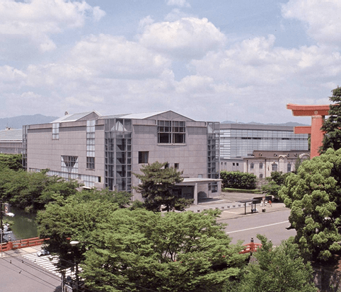 京都国立近代美術館の建物外観