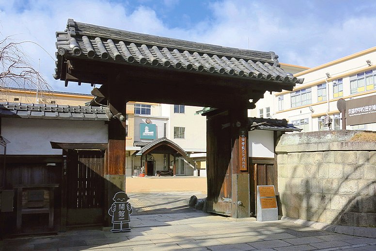 正門は明治34（1901）年に建築された高麗門