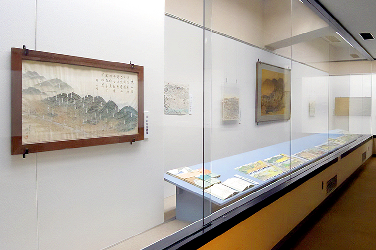 古文書と絵図が並ぶ展示ケース