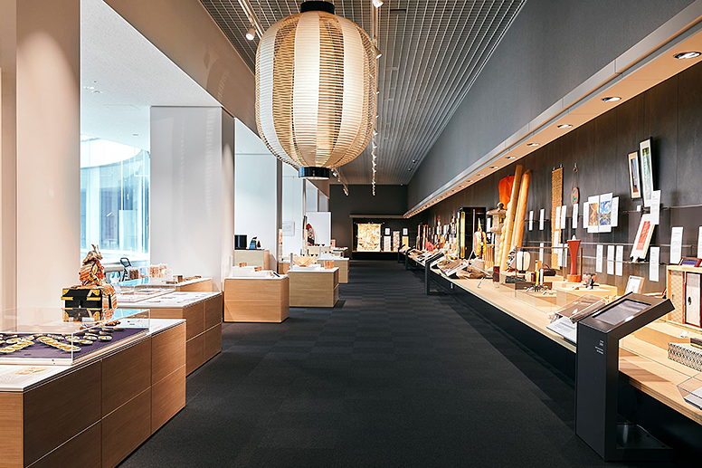 伝統工芸品が並ぶ展示室