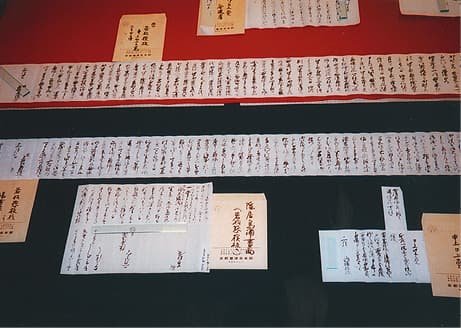 文書が並ぶ展示