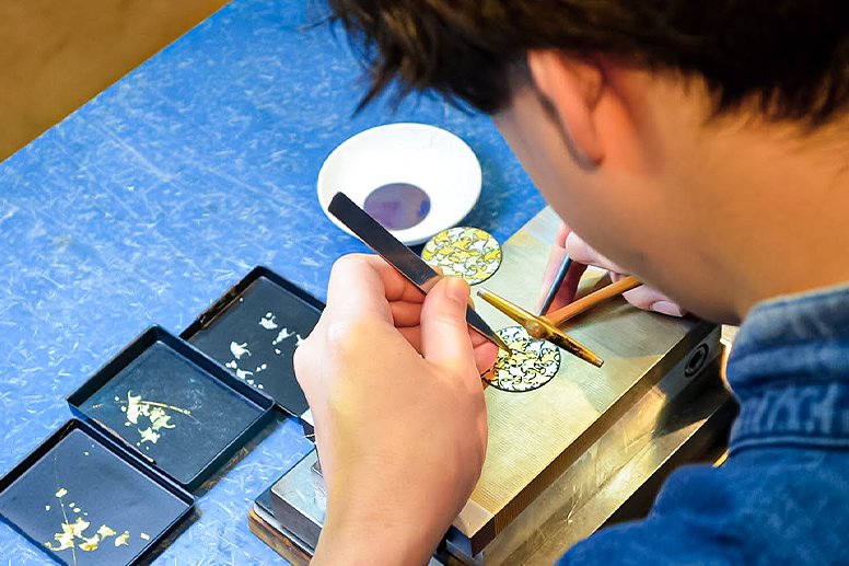 蒔絵の体験作業をする手元