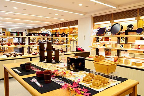 工芸品が並ぶ売場