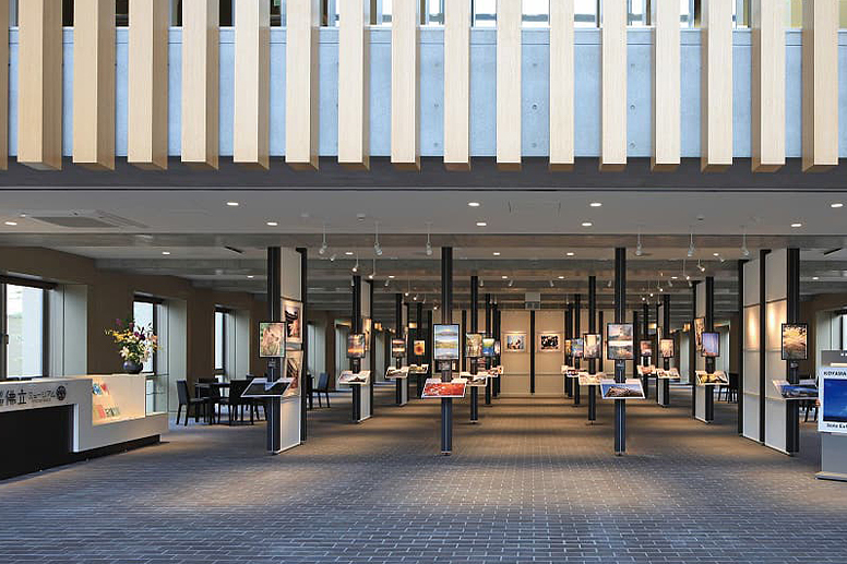 展示パネルが並ぶ館内