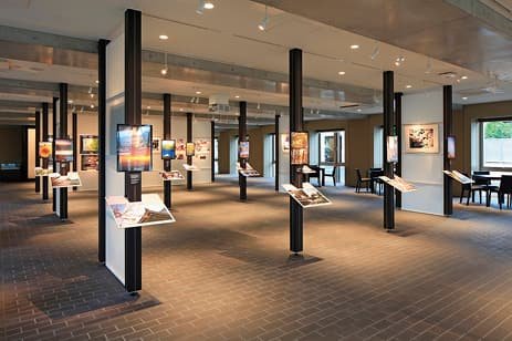 展示パネルが並ぶ展示室