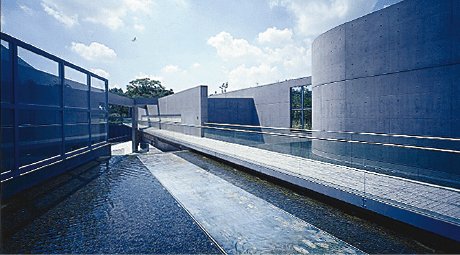 水路がある京都府立陶板名画の庭