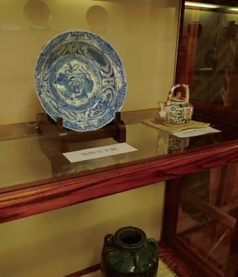 陶器が並ぶ展示棚